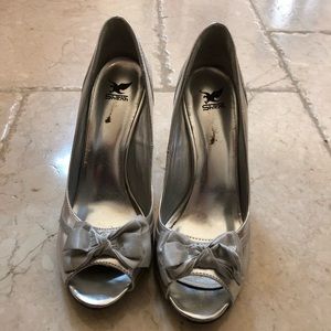 Silence heels with bows on them